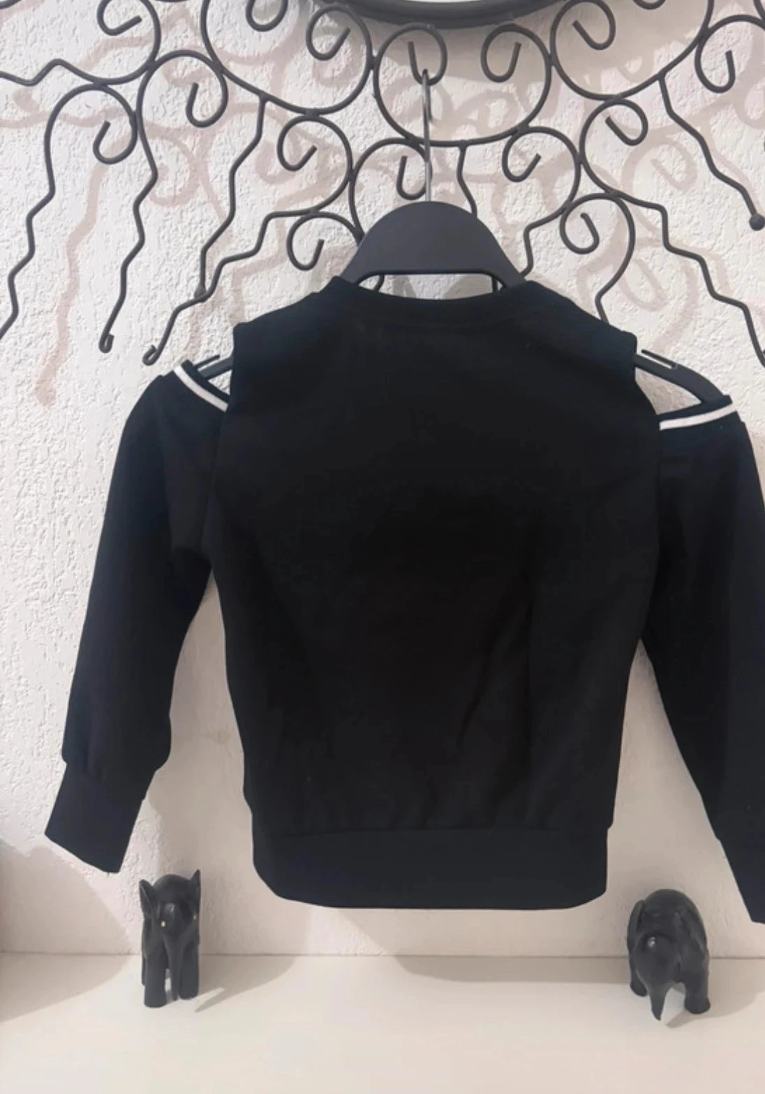 Moletom Original Preto "Cold Shoulder" com Ombros Expostos e Faixas Esportivas • 4 anos – photo 4